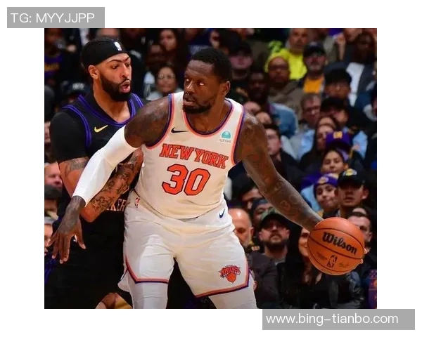 兰德尔半场表现抢眼9中5砍下15分9篮板10助攻接近三双成球队关键力量