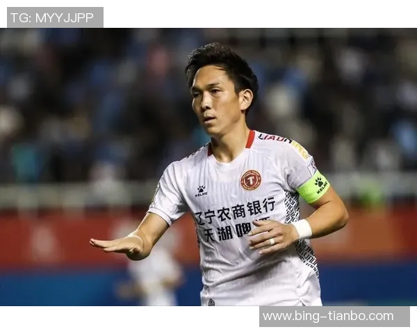 铁人队长邦本宜裕与妻子共庆中甲奖牌荣誉感恩贤内助的支持与陪伴 铁人队长邦本宜裕与妻子共庆中甲奖牌荣誉感恩贤内助的支持与陪伴